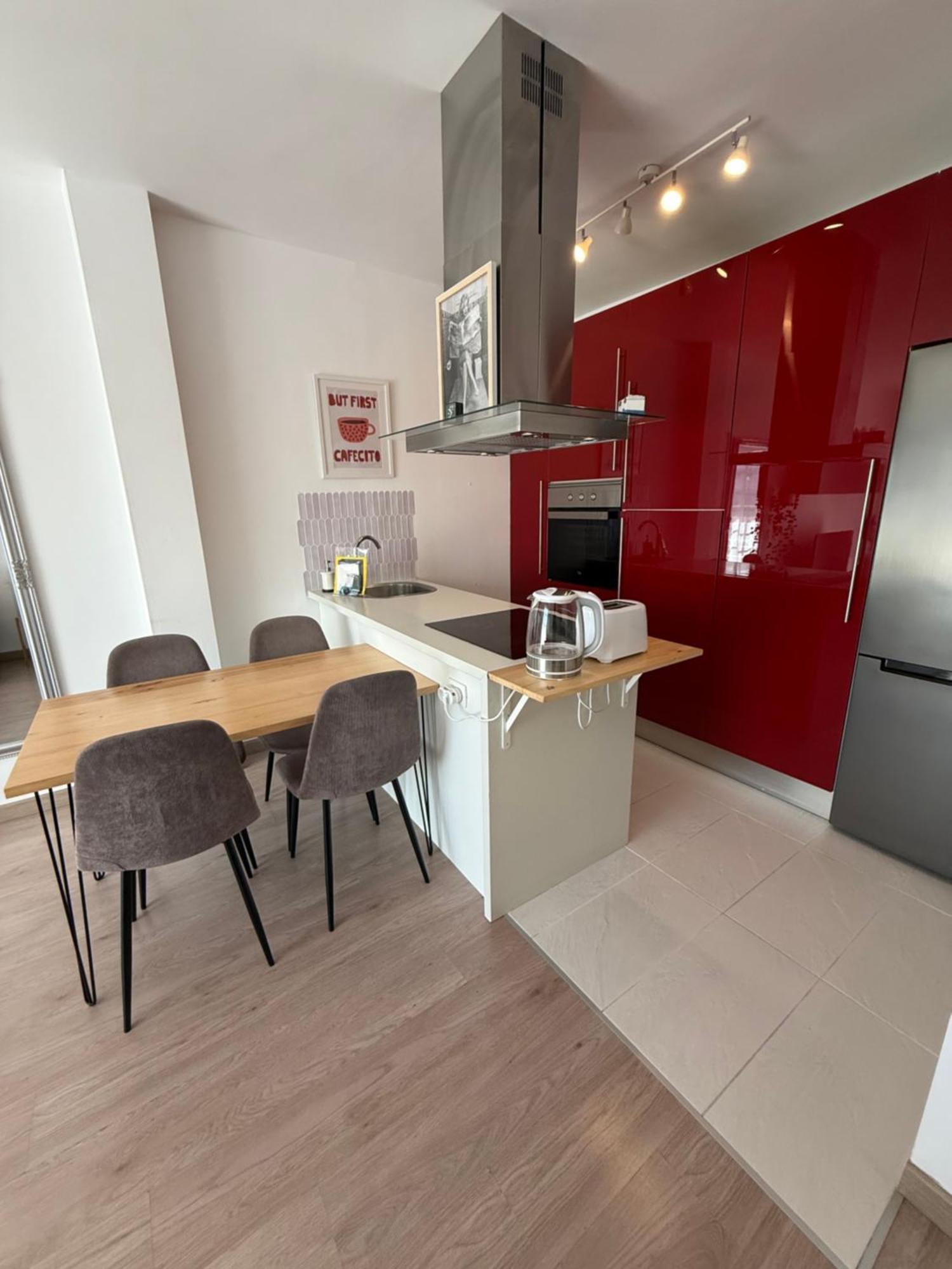 Apartment Seaside Paradise - 2 Bedroom With Ocean Views & Air Conditioning In *