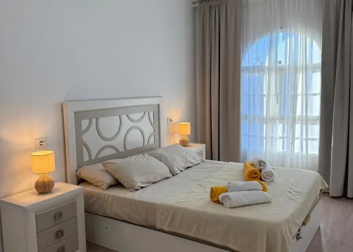 Seaside Paradise - 2 Bedroom Apartment With Ocean Views & Air Conditioning In Playa San Juan